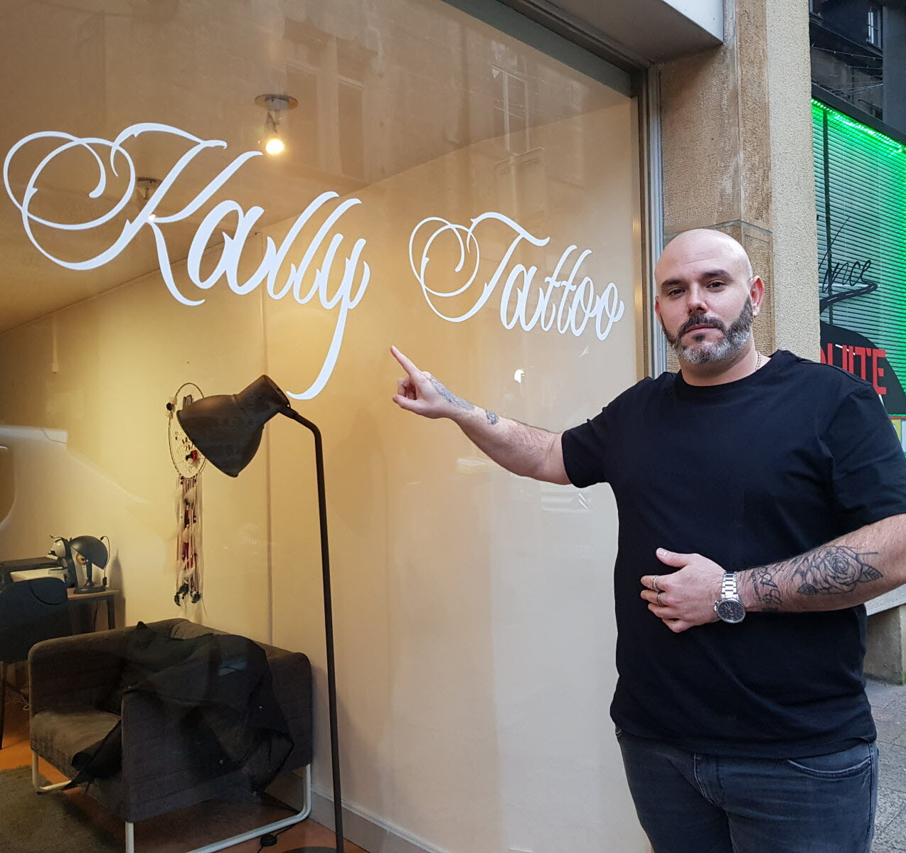 vitrine du salon de tatouage Kally Tattoo à Dole